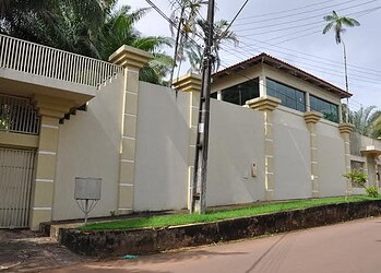 Bando armado escala muro de mais de cinco metros para assaltar casa