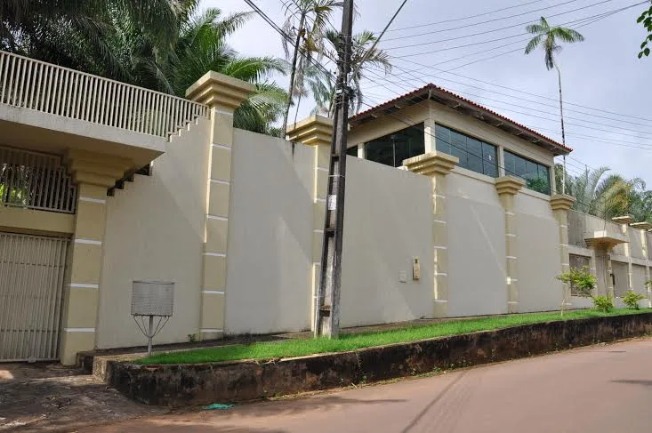 Bando armado escala muro de mais de cinco metros para assaltar casa 1 Bando armado escala muro de mais de cinco metros para assaltar casa