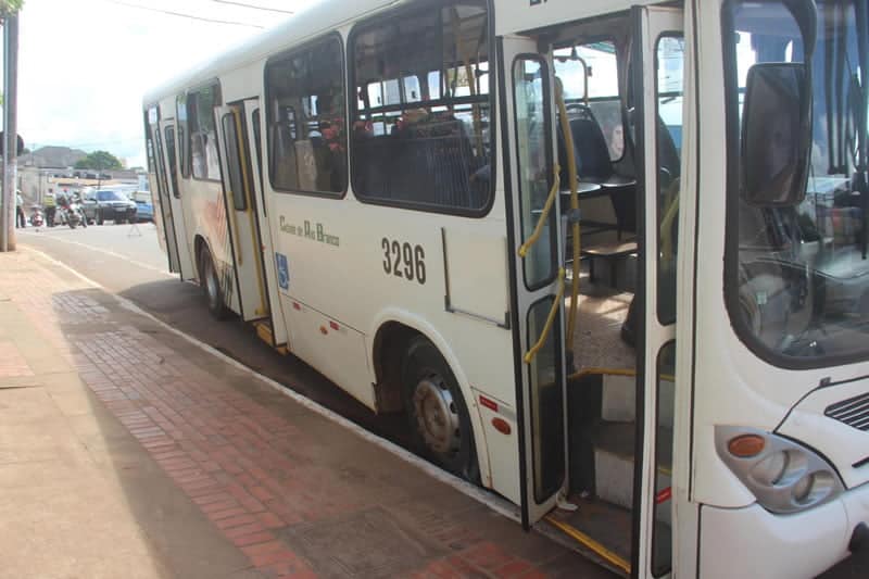 Barra de direção de ônibus quebra e invade calçada no Centro de Rio Branco 1 Habilidade do motorista impediu maiores estragos