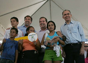 Casas de um dos maiores empreendimentos habitacionais do país recebem as primeiras famílias