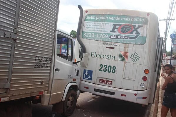 Colisão entre ônibus e caminhão congestiona principal avenida de Rio Branco