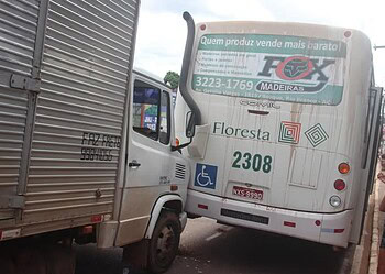 Colisão entre ônibus e caminhão congestiona principal avenida de Rio Branco