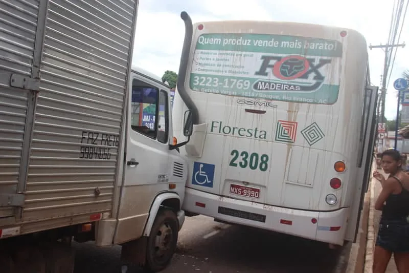 Colisão entre ônibus e caminhão congestiona principal avenida de Rio Branco