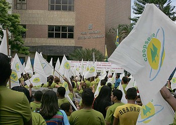 Cooperados realizam protesto no centro de Rio Branco