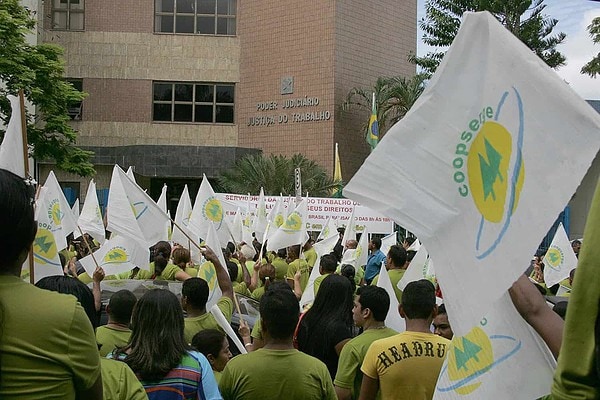 Cooperados realizam protesto no centro de Rio Branco