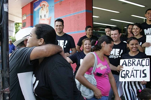 Campanha do abraço chama atenção no centro de Rio Branco