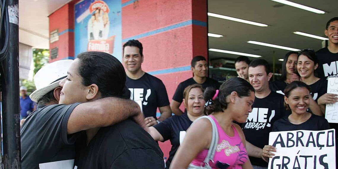 Campanha do abraço chama atenção no centro de Rio Branco