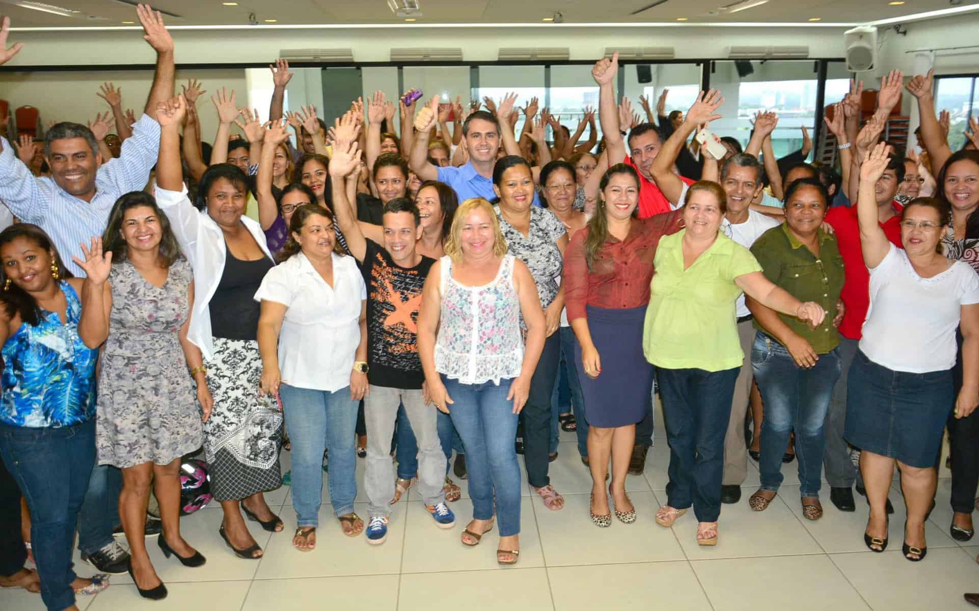 Servidores receberam decreto de efetivação em cerimônia