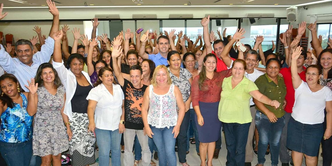 Servidores receberam decreto de efetivação em cerimônia