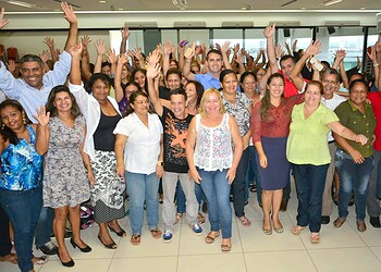 Servidores receberam decreto de efetivação em cerimônia