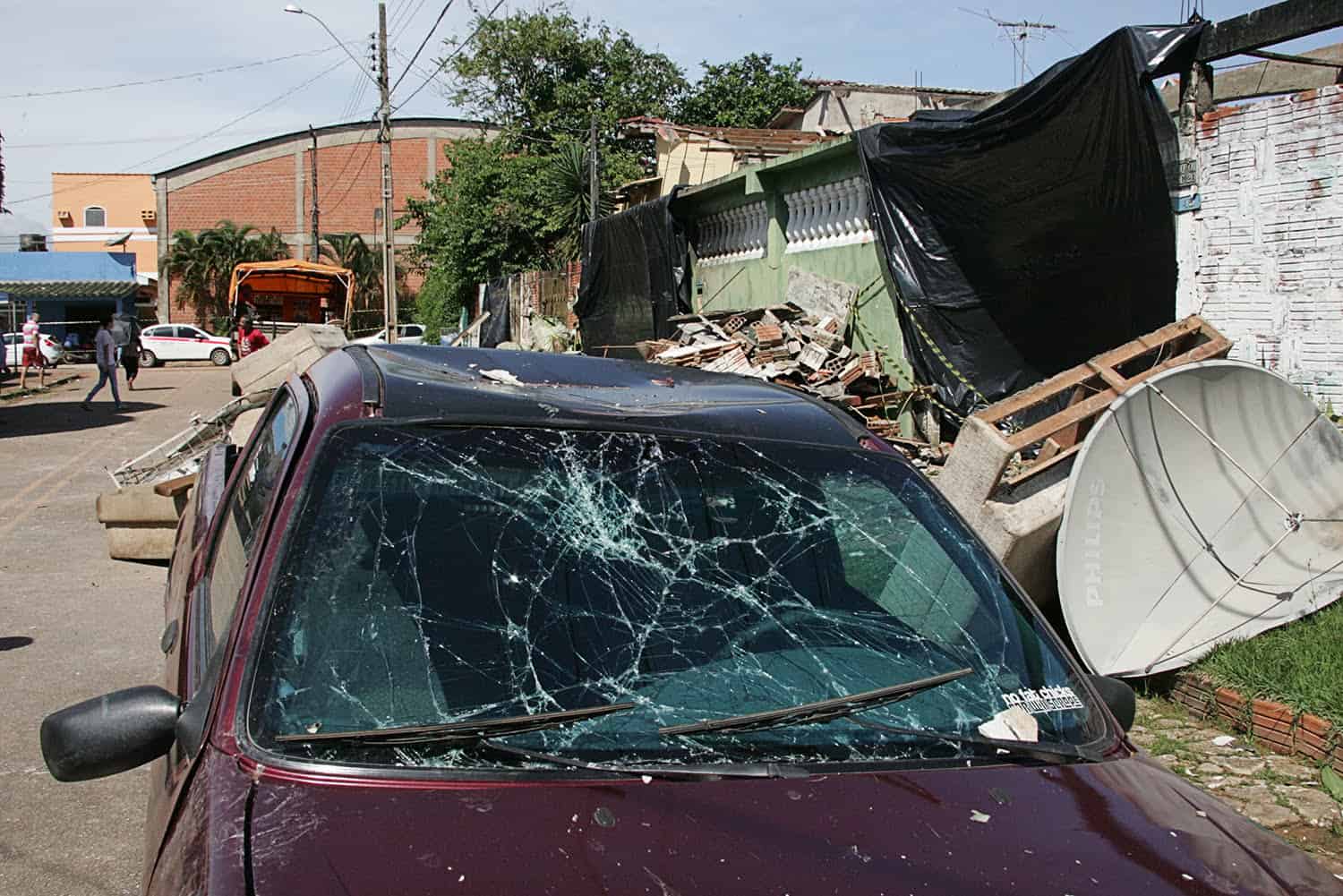Estragos pela explosão no Julião - OL (3)