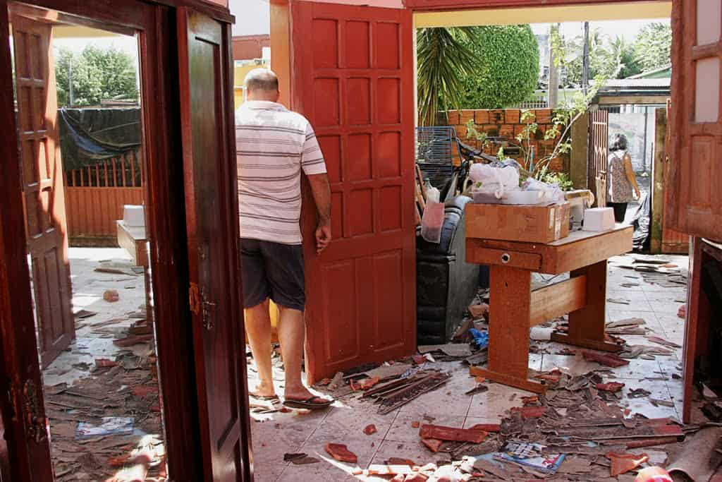 Casas vizinhas ao local da explosão foram danificadas