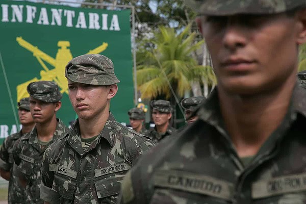Formatura de entrega da boina a 175 recrutas é promovida pelo 4º BIS