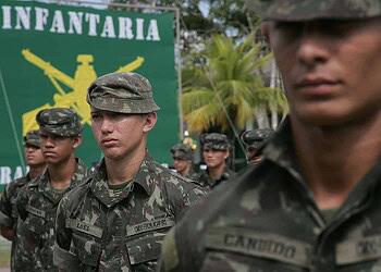 Formatura de entrega da boina a 175 recrutas é promovida pelo 4º BIS