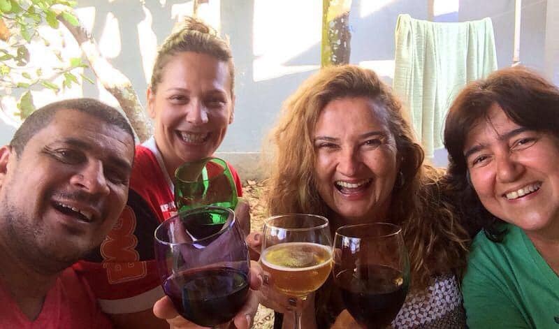 A tarde deste domingo foi de bons papos na morada de Gracinha Ruela, que pilotou um suculento cozido e que levou todos ao bis. Na foto, a anfitriã com Moisés Alencastro, Jussarah Fernandes e Edinete Oliveira, com direito a muitas gargalhadas. 