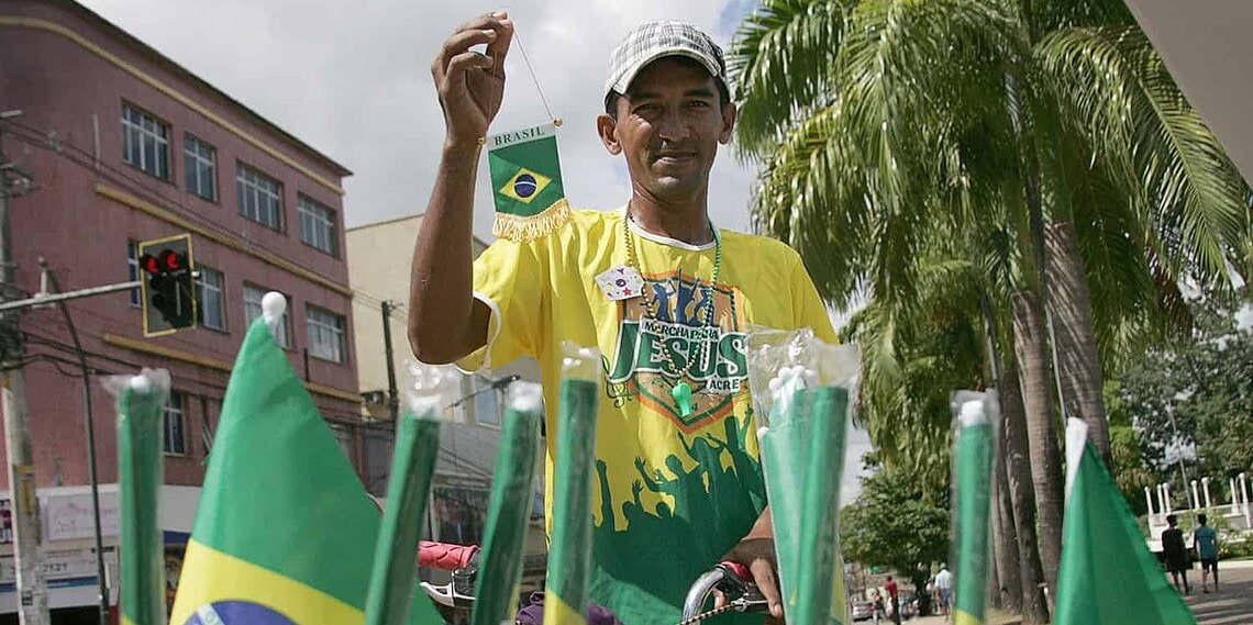 Efeito Copa do Mundo: Ambulante troca de ofício para ganhar extra durante o evento 1 Efeito Copa do Mundo: Ambulante troca de ofício para ganhar extra durante o evento