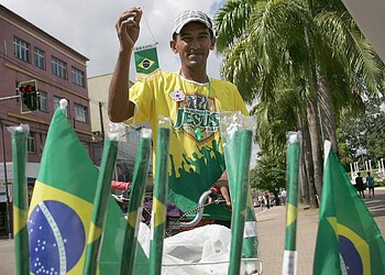 Efeito Copa do Mundo: Ambulante troca de ofício para ganhar extra durante o evento