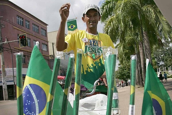 Efeito Copa do Mundo: Ambulante troca de ofício para ganhar extra durante o evento
