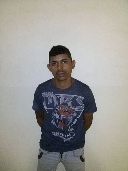 Flanelinha tenta agredir policial civil usando barra de ferro