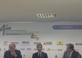 Tião Viana palestra no seminário de direito administrativo e gestão
