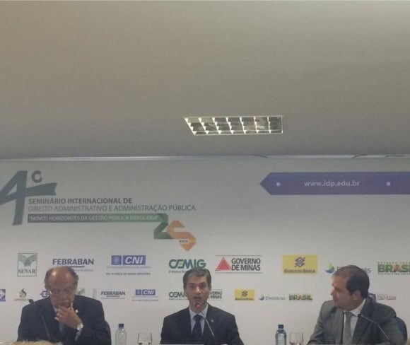 Tião Viana palestra no seminário de direito administrativo e gestão