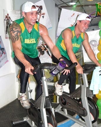 Já no clima verde e amarelo a energia de Régis Santos e Jair Brito no lançamento dos novos mixes Body Systems na Park Academia.