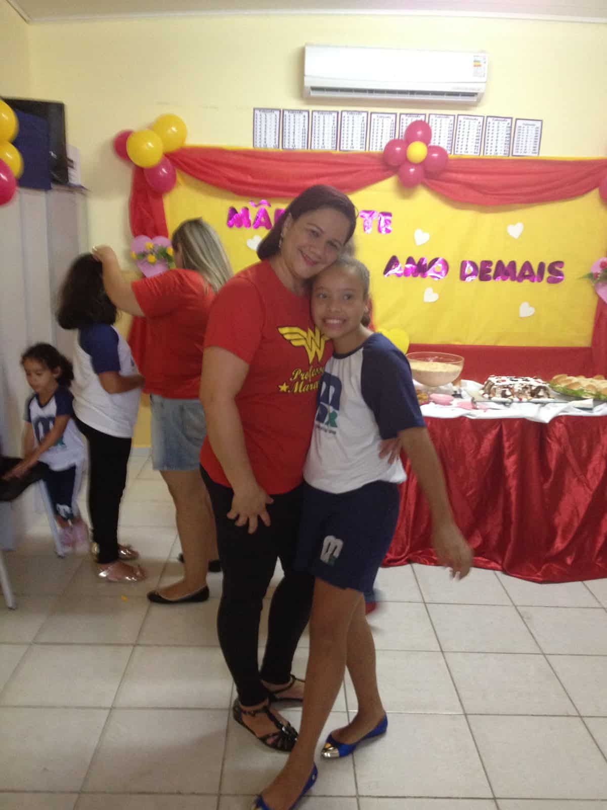 Todos os mimos do mundo para a princesa Mariana Camelo Marques (na foto com a Tia Rosa) que comemorou dez anos ontem com uma linda festinha com o tema anos 60. A ela, toda a felicidade do mundo.