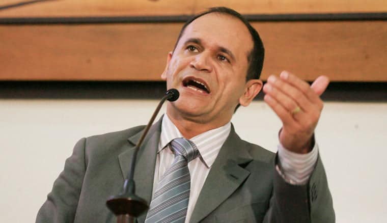 Moisés Diniz diz que vai discutir sobre o problema