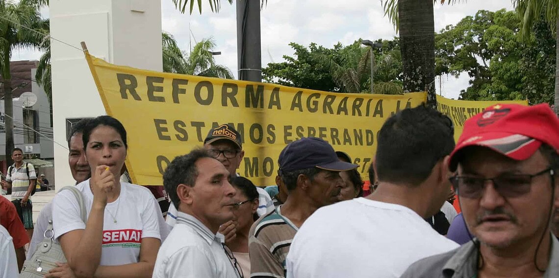 Antes de tumulto na Aleac produtores fecham rua exigindo reforma agrária