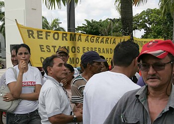 Antes de tumulto na Aleac produtores fecham rua exigindo reforma agrária