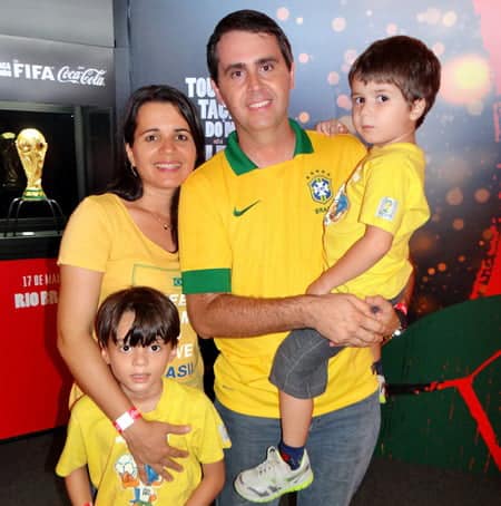 O prefeito Marcos Alexandre, a esposa Gicélia Viana Médice Aguiar e os filhos já estão no clima da Copa do Mundo.