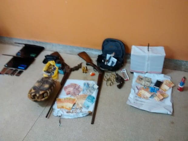Operação leva 7 à cadeia e apreende armas, joias, dinheiro e jabuti 1 Operação apreendeu armas, munição, dinheiro, joias, aparelhos eletrônicose e um jabuti (Foto Genival Moura G1)