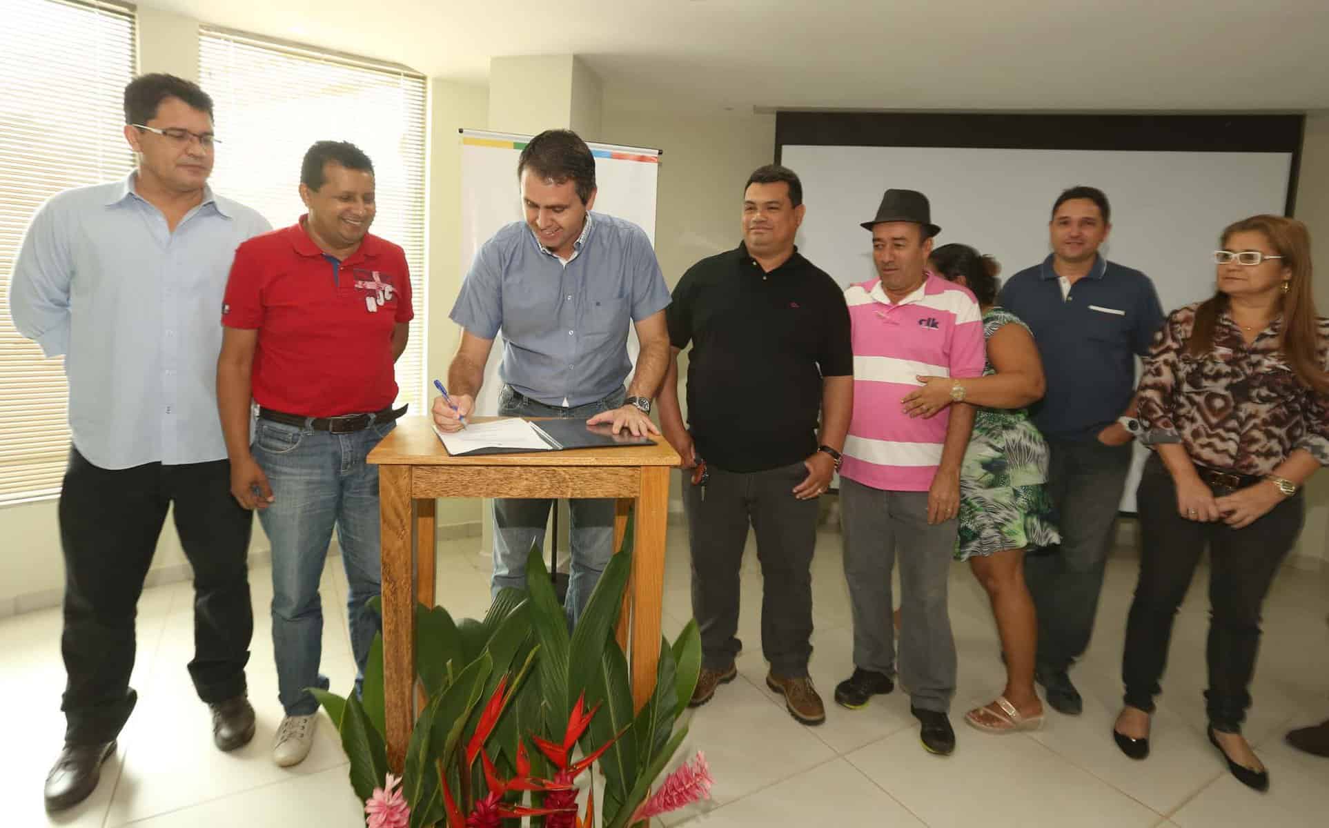 Prefeito assina ordem de serviço para construção de mais 39 abrigos de ônibus 1 Prefeito anunciou investimento de mais de R$ 200 mil