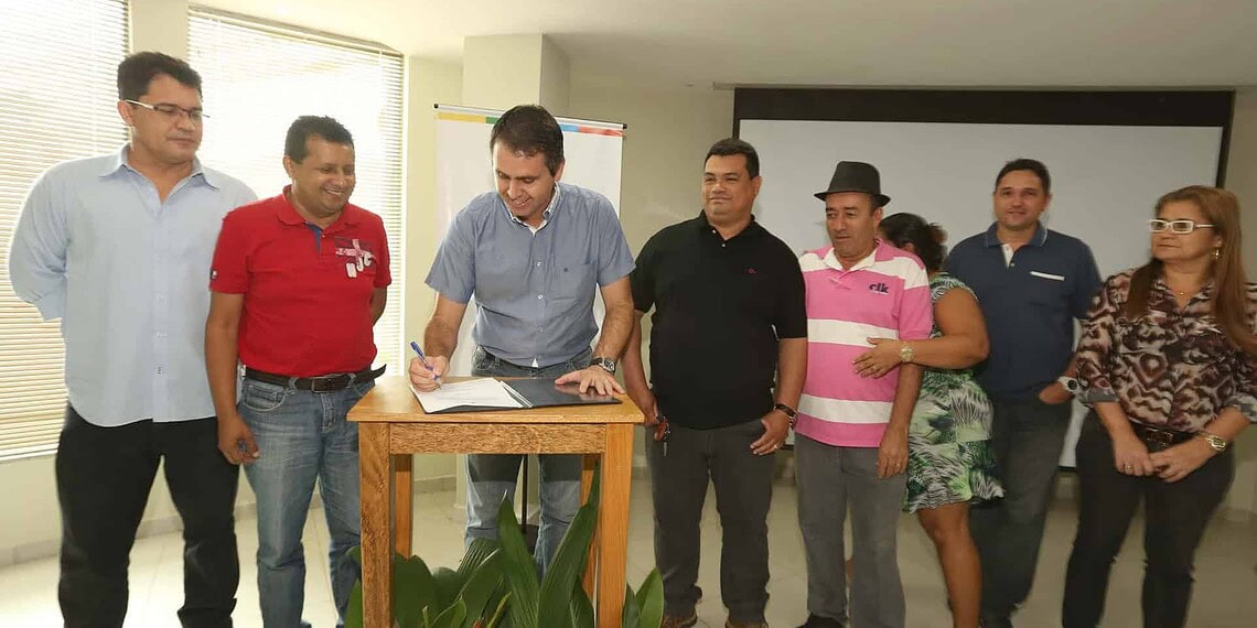 Prefeito assina ordem de serviço para construção de mais 39 abrigos de ônibus 1 Prefeito anunciou investimento de mais de R$ 200 mil