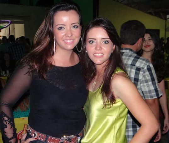 Os sorrisos de Mariana e Bárbara Moraes no festão realizado no Thatersal.