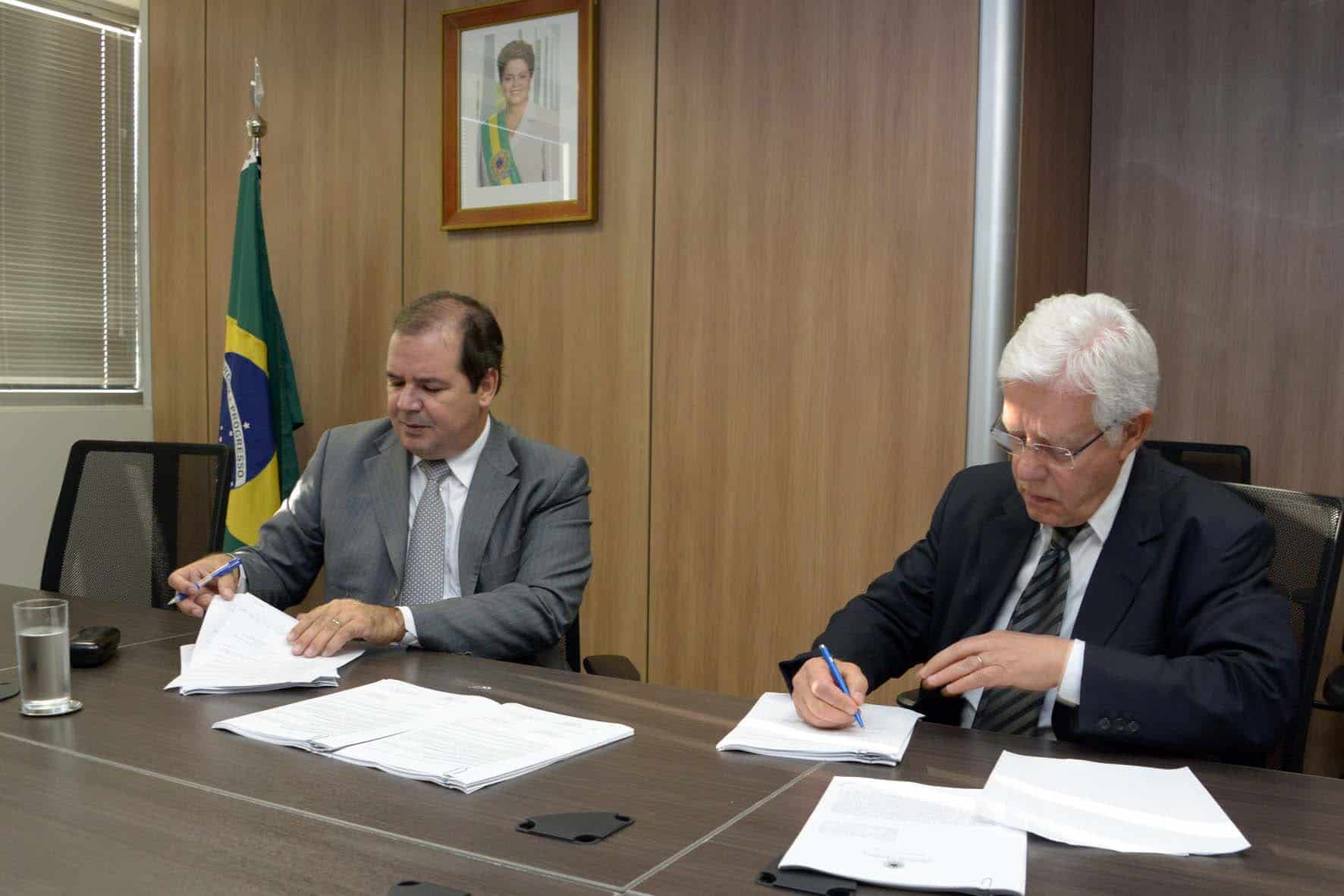 Governador assinou cinco convênios com o ministro Moreira Franco, da SAC