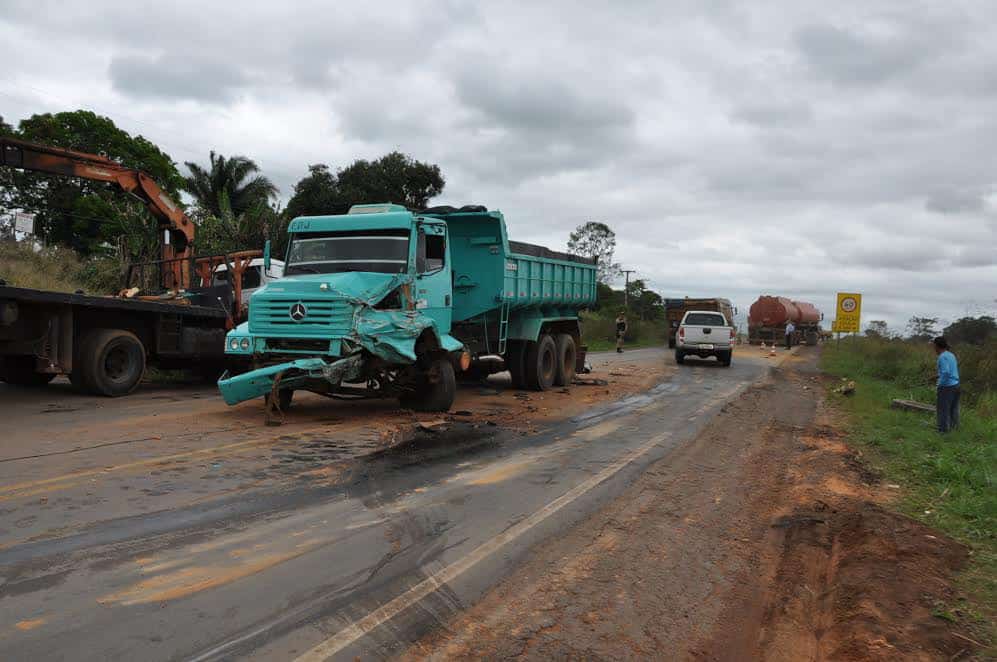 Frente da caçamba ficou destruída após o acidente