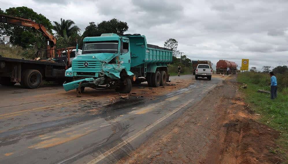 Frente da caçamba ficou destruída após o acidente