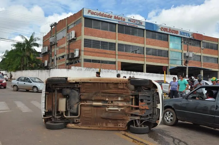 Carro teria batido de frente com outro, perto de colégio