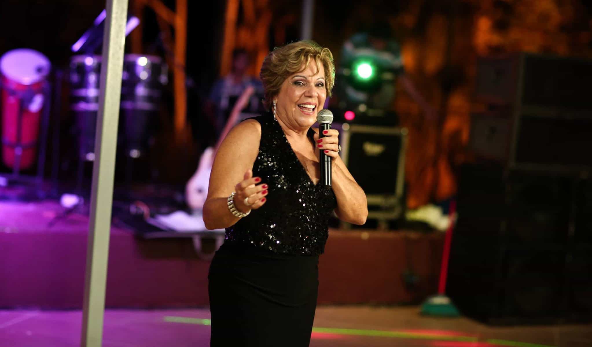 APROVAÇÃO 4 Roda de Poesia - Professora Edir Marques, é uma entusiasta do projeto Roda de Poesia, que acontece todo mês e é coordenado pelo poeta acreano Mauro D’ávila Modesto. Na Roda de Poesia do mês de abril, teve de tudo: poetas novos apresentando os seus trabalhos, cavaquinho do mestre Elias, as piadas do Rodinês, alegria e aplausos da plateia e, o coquetel servido aos convidados.