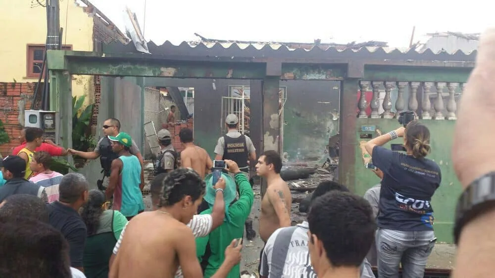 Explosão de cilindro de oxigênio mata um, destrói casas e assusta moradores