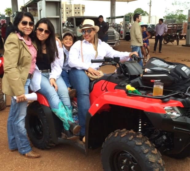 Niver - Hoje é dia de abraçar e festejar Ligi Moraes, que amanhece em idade nova. Festeira como ela só, que a-d-o-r-a uma produção, a data será brindada no melhor estilo. O cenário da big party será o residencial Monet para seletos convidados. Na foto Ligi exibe o mimo quadriciclo, presente do maridão, cercada pela mãe Cleu, a sobrinha Juliana e o filho Luis Felipe.  