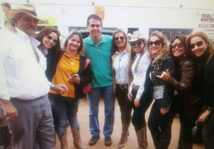 Em click, o pecuarista Betão e o prefeito Marcus Alexandre, Lidiane Moraes, Fátima Souza, esta titular, Izabele Montilha, Rose Moreto, Mabel Cristina e Edna Valente durante a concentração da cavalgada, que abriu oficialmente a vaquejada da Fazenda Piracema e Haras GB. 