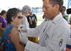 Doses estão sendo oferecidas em postos e unidade de saúde. (Foto: Secom)