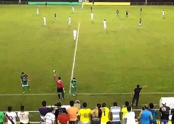 Jogador do Andirá é substituído no jogo contra o Náuas, no Arena do Juruá