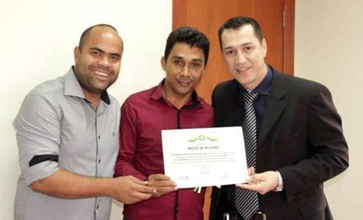 Artista plástico Enilson Amorim recebendo moção de aplauso da Assembleia Legislativa do Acre pelo seu belíssimo trabalho. Na foto, com o deputado Ney Amorim e o jornalista Rutemberg Crispim.