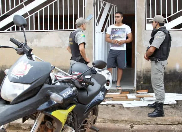 A responsabilidade coletiva é estimulada durante visita da polícia aos moradores