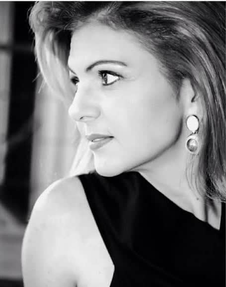 A consultora empresarial Simone Casa brilhando nos salões da sociedade.