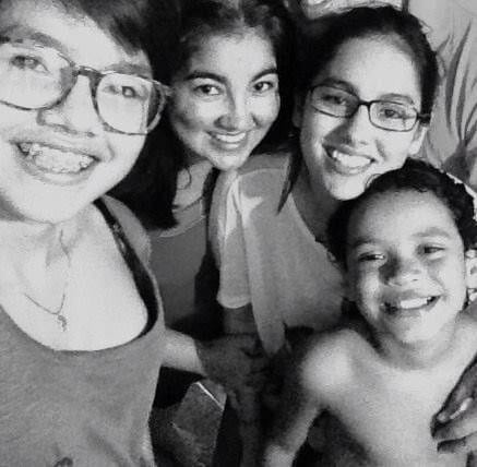 Jornalista Alessandra Machado já na contagem regressiva para a chegada da filha Bárbara Machado, à esquerda, para o período de férias. Bárbara pode ser reconhecida como uma acreaninha das boas, pois é acadêmica de Direito da Ufan/Manaus e mesmo ainda em fase de conclusão da graduação já passou na primeira fase da OAB. No ‘selfie’ familiar com os irmãos Beatriz e João.