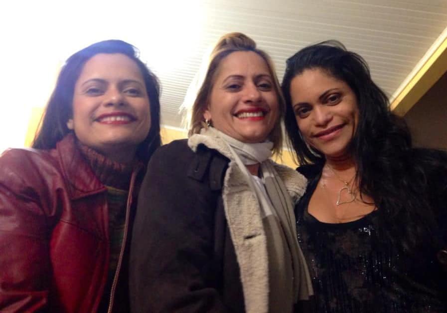 Trio elegância, carisma e beleza pura das irmãs Luciana, Gil e Neide Santos num foco especial para a coluna em noite regada pelo charme do frio.